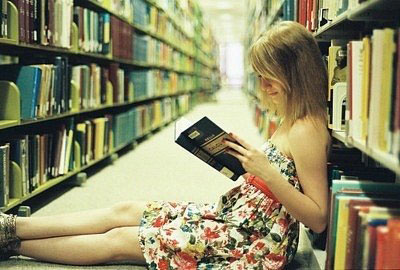 девушка читает интересную книгу