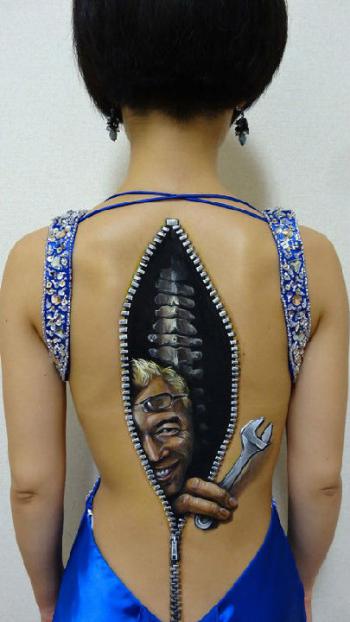 оригинальная татуировка на спине