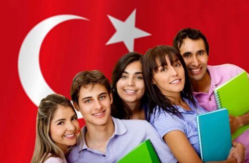 Молодежь рядом с турецким флагом