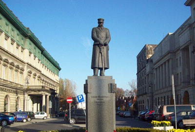 Памятник Юзефу Пилсудскому на площади в Варшаве
