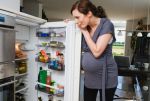 Беременная женщина у холодильника